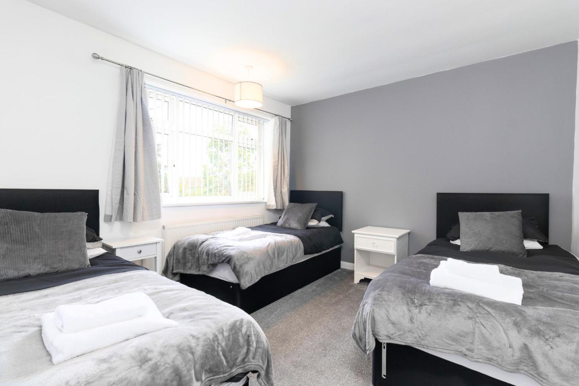 3 Bedroom With Private Driveway * Coventry