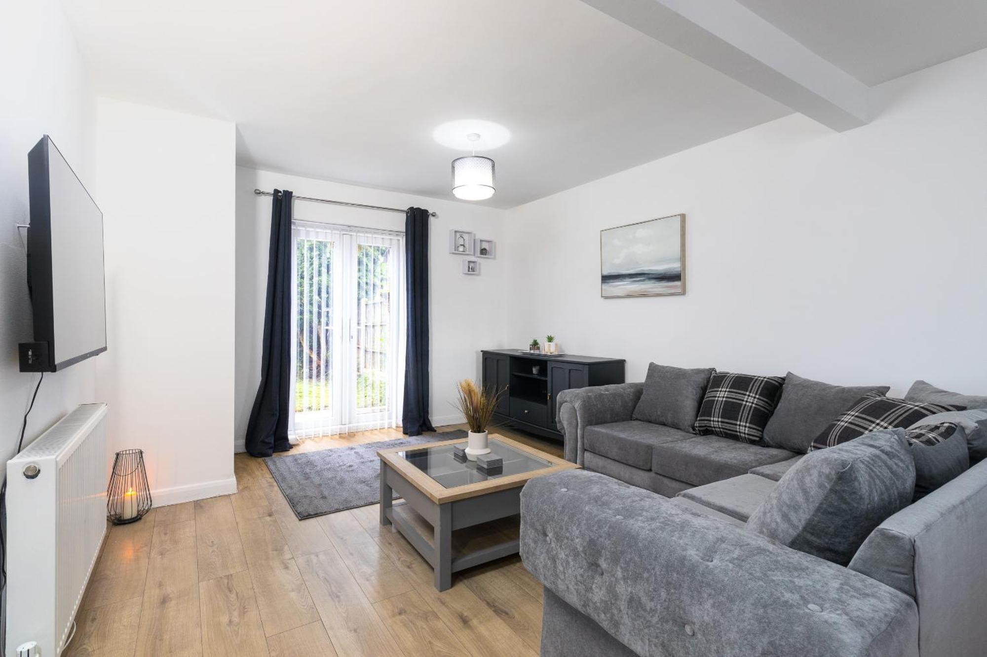 Holiday home 3 Bedroom With Private Driveway *